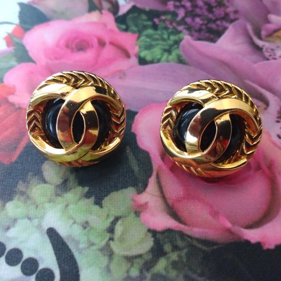 ❤️Vintage 70s CHANEL CC Logo Black Clip Earrings + Chanel Pouch